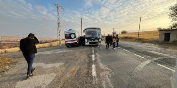 Elazığ’da Otobüs ile Kamyonet Çarpıştı: 4 Yaralı Elazığ’da Otobüs ile Kamyonet Çarpıştı: 4 Yaralı