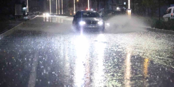 Elazığ’da sağanak yağış etkili oldu Elazığ’da sağanak yağış etkili oldu