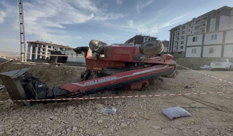 elazigda-santiyede-feci-kaza-operator-lavaboya-gitti-kepce-devrildi-iki-genc-hayatini-kaybetti-UwyfMlux.jpg