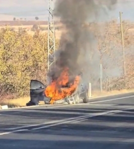 elazigda-seyir-halindeki-arac-alev-aldi-kullanilamaz-hale-geldi-3w5BVO3E.jpg