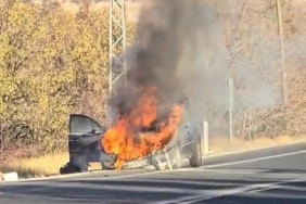 elazigda-seyir-halindeki-arac-alev-aldi-kullanilamaz-hale-geldi-3w5BVO3E.jpg