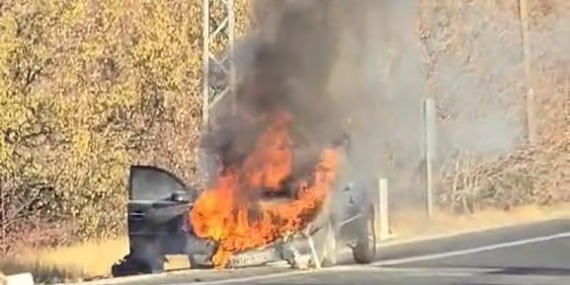 Elazığ’da Seyir Halindeki Araç Alev Aldı, Kullanılamaz Hale Geldi Elazığ’da Seyir Halindeki Araç Alev Aldı, Kullanılamaz Hale Geldi