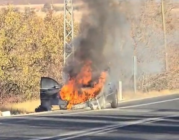 elazigda-seyir-halindeki-arac-alev-aldi-kullanilamaz-hale-geldi-3w5BVO3E.jpg
