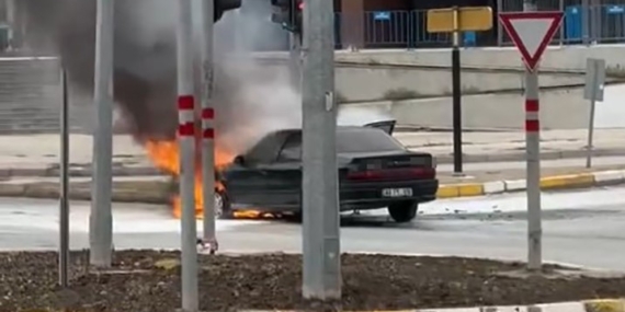 Elazığ’da Seyir Halindeki Otomobil Alev Aldı: Araç Kullanılamaz Hale Geldi Elazığ’da Seyir Halindeki Otomobil Alev Aldı: Araç Kullanılamaz Hale Geldi