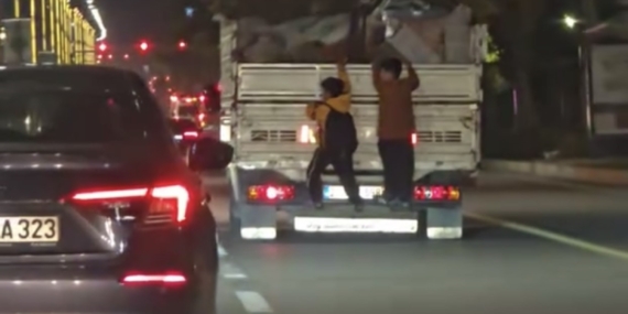 Elazığ’da Tehlikeli Yolculuk: Çocuklar Seyir Halindeki Kamyonetin Arkasına Asıldı Elazığ’da Tehlikeli Yolculuk: Çocuklar Seyir Halindeki Kamyonetin Arkasına Asıldı