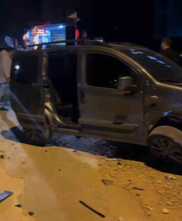 elazigda-trafik-kazasi-ticari-arac-ile-otomobil-carpisti-1-kisi-yaralandi-7Am1OjPl.jpg