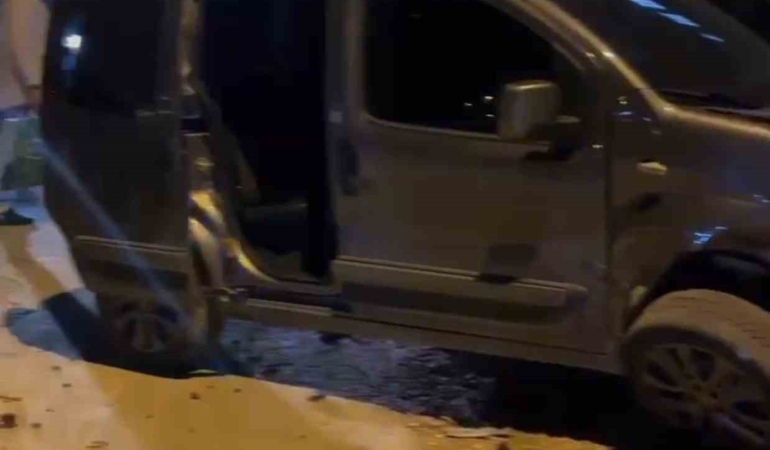 elazigda-trafik-kazasi-ticari-arac-ile-otomobil-carpisti-1-kisi-yaralandi-7Am1OjPl.jpg