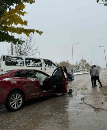 elazigda-transit-ile-otomobil-carpisti-3-yarali-DdSclDhP.jpg