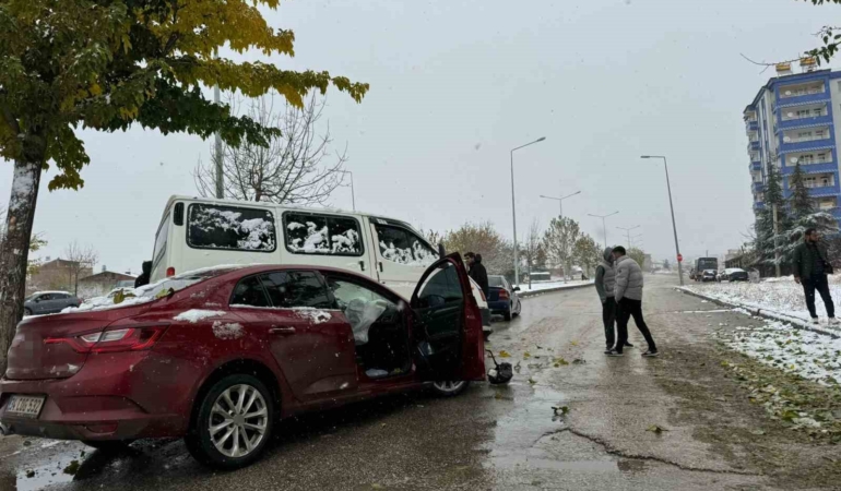 elazigda-transit-ile-otomobil-carpisti-3-yarali-DdSclDhP.jpg