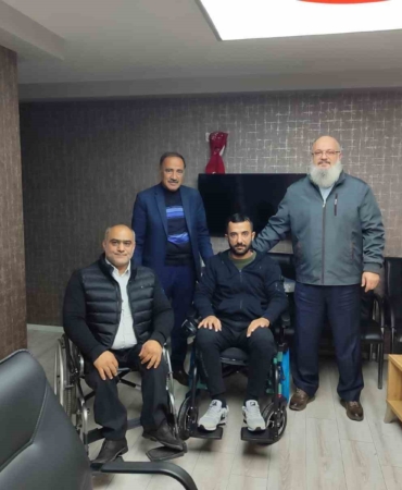 elazigda-universite-ogrencilerinden-anlamli-bagis-yuzde-92-engelli-orhan-alp-akulu-sandalyesine-kavustu-HwGOmz5b.jpg