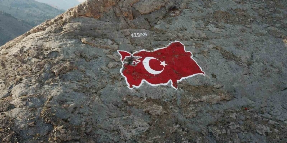Elazığ’ın Keban İlçesindeki Devasa Kaya Haritası Yeniden Boyandı
