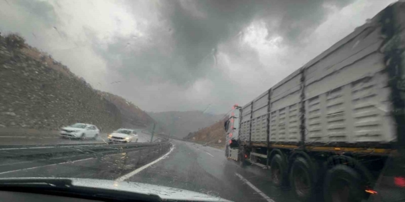Elazığ’ın Maden İlçesinde Sağanak Yağış: Sürücüler Zor Anlar Yaşadı Elazığ’ın Maden İlçesinde Sağanak Yağış: Sürücüler Zor Anlar Yaşadı