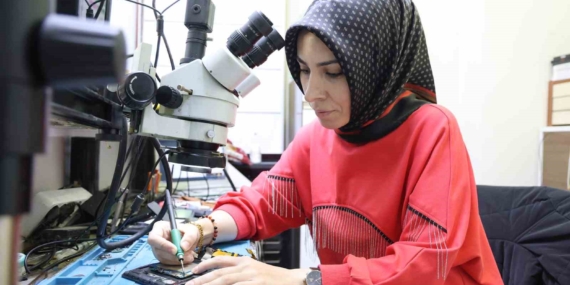 Eşinin Hatırasını Yaşatıyor: Elazığlı Kadın Cep Telefonu İşletmeciliğinde Örnek Oldu