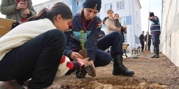 Harput Jandarma’dan Anlamlı Etkinlik: Çocuklarla Birlikte Fidan Dikildi Harput Jandarma’dan Anlamlı Etkinlik: Çocuklarla Birlikte Fidan Dikildi