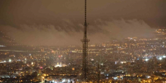 Harput’ta Kar ve Sis Büyüledi: Tarihi Mahalle Kartpostallık Görüntüler Sunuyor