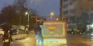 kamyonetin-arkasina-tutunarak-yolculuk-etti-tehlikeli-yolculuk-kamerada-e7esCzre.jpg