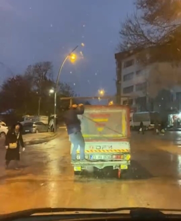 kamyonetin-arkasina-tutunarak-yolculuk-etti-tehlikeli-yolculuk-kamerada-e7esCzre.jpg