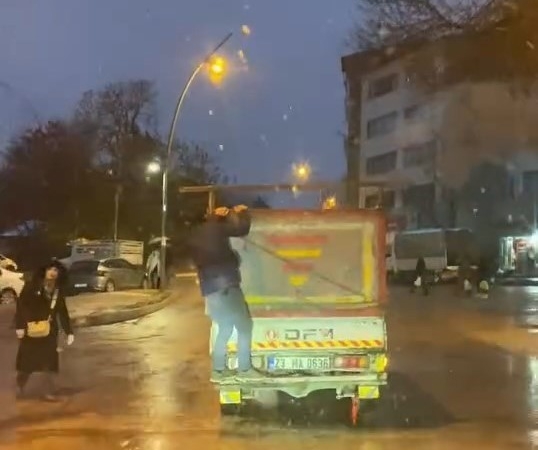 kamyonetin-arkasina-tutunarak-yolculuk-etti-tehlikeli-yolculuk-kamerada-e7esCzre.jpg