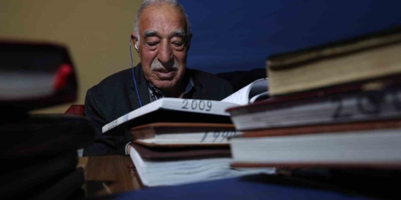 81 Yaşındaki Emekli Öğretmen Kerim Oğraş, 40 Yıllık Günlükleriyle Geleceğe Işık Tutuyor 81 Yaşındaki Emekli Öğretmen Kerim Oğraş, 40 Yıllık Günlükleriyle Geleceğe Işık Tutuyor