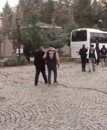 bungalov-dolandiricilarina-7-ilde-es-zamanli-operasyon-16-supheli-yakalandi-FNe8jKP1.jpg