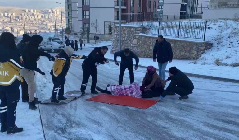 buzda-dusup-yaralanan-vatandasa-ulasmak-icin-insan-zinciri-olusturdular-ayakkabilarini-cikarip-yere-kilim-serdiler-XYOy5uvu.jpg