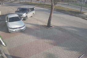 cocuk-surucu-park-halindeki-otomobile-carpti-o-anlar-kamerada-gWAAJWqN.jpg