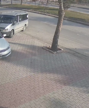 cocuk-surucu-park-halindeki-otomobile-carpti-o-anlar-kamerada-gWAAJWqN.jpg