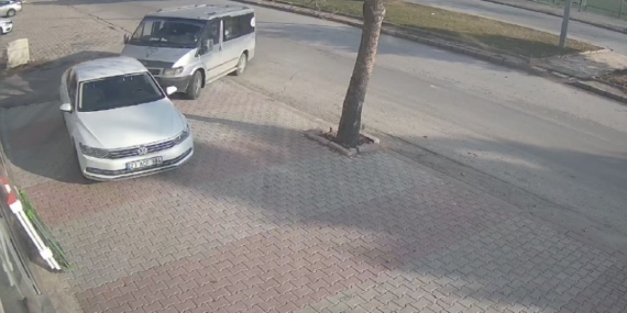 Çocuk sürücü park halindeki otomobile çarptı: O anlar kamerada Çocuk sürücü park halindeki otomobile çarptı: O anlar kamerada