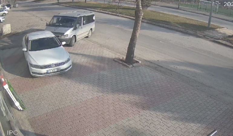 cocuk-surucu-park-halindeki-otomobile-carpti-o-anlar-kamerada-gWAAJWqN.jpg