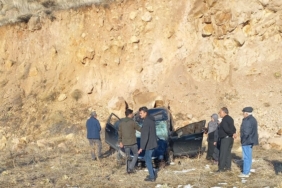 elazig-bingol-karayolunda-takla-atan-otomobilde-2-kisi-yaralandi-KqpLr6r8.jpg