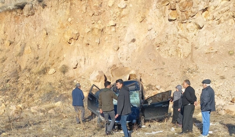 elazig-bingol-karayolunda-takla-atan-otomobilde-2-kisi-yaralandi-KqpLr6r8.jpg