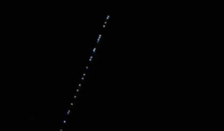 elazig-semalarinda-starlink-uydulari-goruldu-vatandaslar-saskinlik-yasadi-YnRDhp9y.jpg