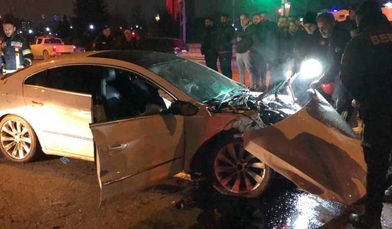 elazigda-alkollu-suruculerin-karistigi-trafik-kazasinda-4-kisi-yaralandi-RBV6niev.jpg