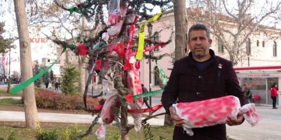Elazığ’da çam ağacına Filistin bayrakları ve kanlı torbalar asıldı, yılbaşı kutlamaları kınandı Elazığ’da çam ağacına Filistin bayrakları ve kanlı torbalar asıldı, yılbaşı kutlamaları kınandı