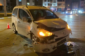 elazigda-hafif-ticari-arac-polis-araci-ile-carpisti-4-yarali-hCgzG4CT.jpg