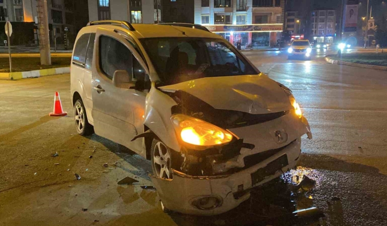 elazigda-hafif-ticari-arac-polis-araci-ile-carpisti-4-yarali-hCgzG4CT.jpg
