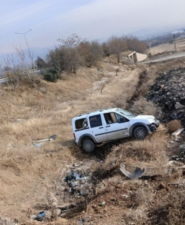 elazigda-hafif-ticari-arac-sarampole-uctu-2-yarali-ABvxBt24.jpg