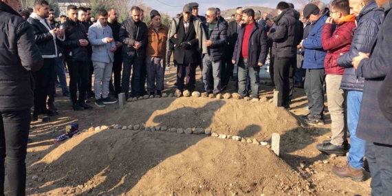 Elazığ’da Hüzünlü Veda: Kazada Hayatını Kaybeden Tuncel Çifti Yan Yana Defnedildi