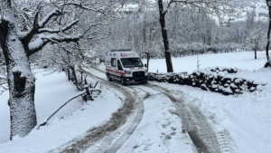 elazigda-kar-yagisi-nedeniyle-mahsur-kalan-hasta-kurtarildi-RjtDQ4xe.jpg