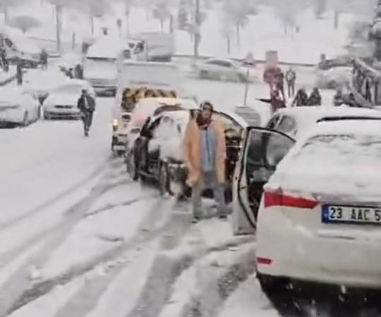elazigda-kar-yagisi-sonrasi-zincirleme-kaza-10-arac-birbirine-girdi-llIR3yHQ.jpg