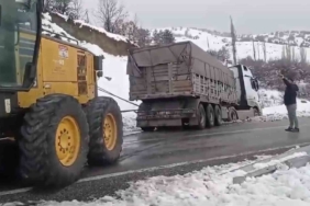 elazigda-karli-yolda-kayarak-yoldan-cikan-tiri-ekipler-kurtardi-NB9Q8meg.jpg