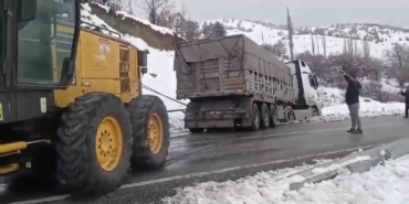 elazigda-karli-yolda-kayarak-yoldan-cikan-tiri-ekipler-kurtardi-NB9Q8meg.jpg
