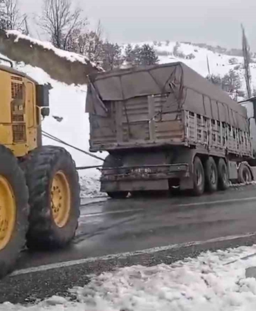 elazigda-karli-yolda-kayarak-yoldan-cikan-tiri-ekipler-kurtardi-NB9Q8meg.jpg