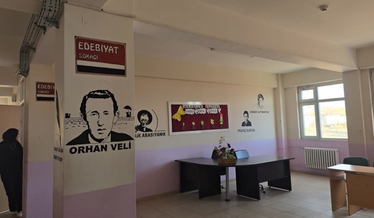 elazigda-ogrenciler-okul-duvarlarini-susledi-7npFTuxJ.jpg