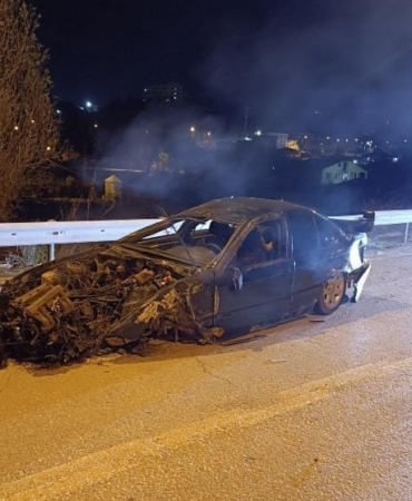 elazigda-otomobil-aydinlatma-diregine-carpti-2-yarali-2XitJsIN.jpg