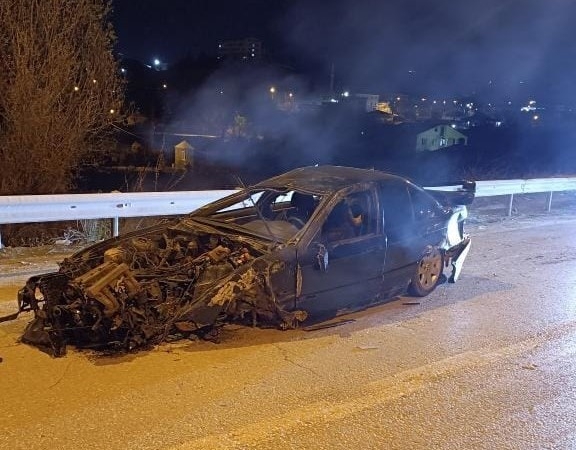 elazigda-otomobil-aydinlatma-diregine-carpti-2-yarali-2XitJsIN.jpg