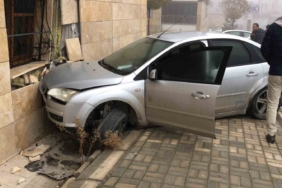 elazigda-otomobil-evin-duvarina-carpti-2-yarali-zJlzasDE.jpg