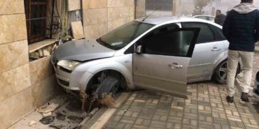elazigda-otomobil-evin-duvarina-carpti-2-yarali-zJlzasDE.jpg