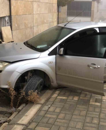 elazigda-otomobil-evin-duvarina-carpti-2-yarali-zJlzasDE.jpg