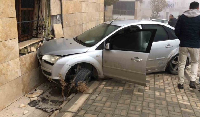 elazigda-otomobil-evin-duvarina-carpti-2-yarali-zJlzasDE.jpg